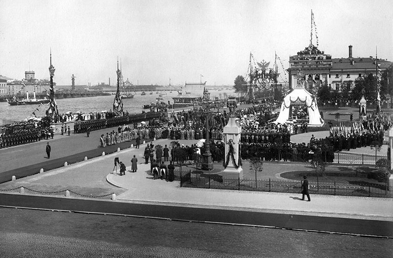 200 лет Петербургу, старое фото, вид на Сенатскую площадь и Неву. 1903 г.