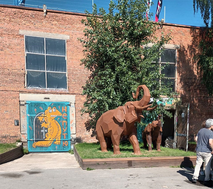 Культурный квартал Брусницын —  скулптуры слона и слоненка