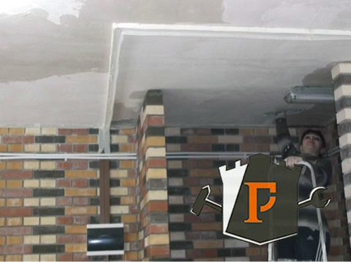 маляр-штукатур из РСК «Гильдия Ремонта» выравнивает потолок 