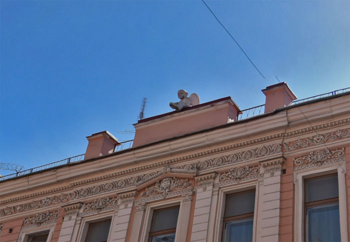 ангел на крыше здания консульства Литвы, ул. Рылеева, д. 37