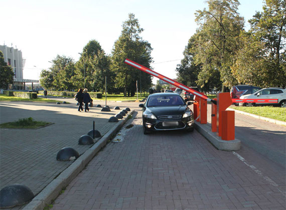 Парковочное оборудование «АП-ПРО» у дворца спорта «Юбилейный», Санкт-Петербург