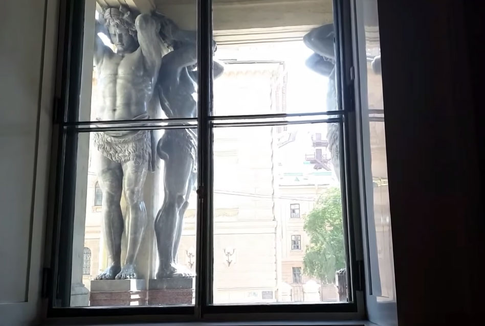 скульптуры атлантов, вид из окна музея 