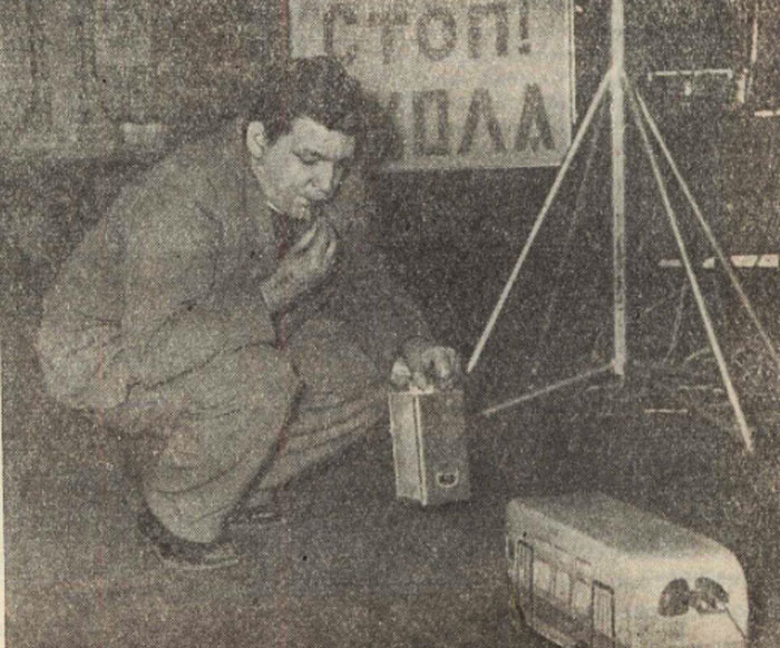 Инженер-изобретатель Лев Рахович демонстрирует самоуправляемый автомобиль, 1960 год