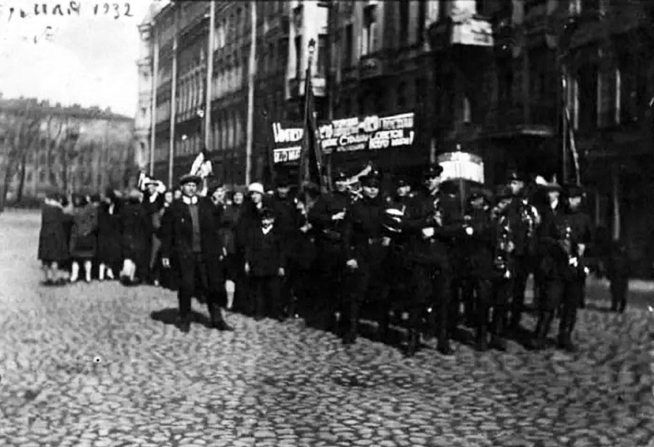 Работники артели «Бритпром» на демонстрации 1.05.1932 г.