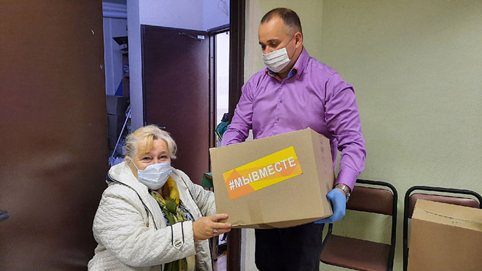 депутат от ЕР Чебыкин дарит «подарок» жительнице блокадного Ленинграда, день пожилого человека