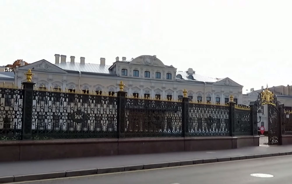 Шереметевский дворец, ограда перед Фонтанным домом