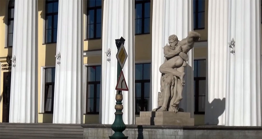 Горный университет, скульптура «Геркулес, удушающий Антея»