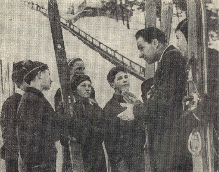 Тренер Александр Григас с учениками. Кавголово. 1960 год