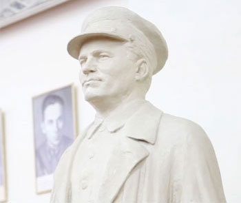 скульптура С.М. Кирова на входе музея