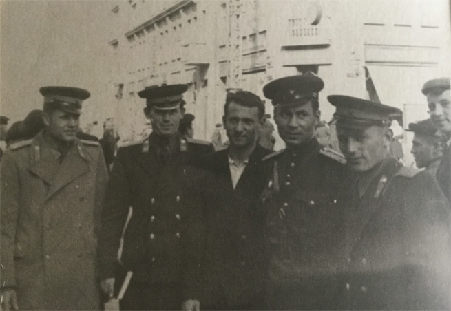 Крым 50-х, я и мои сослуживцы в центре Симферополя 