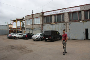Олег Махин перед своей мастерской