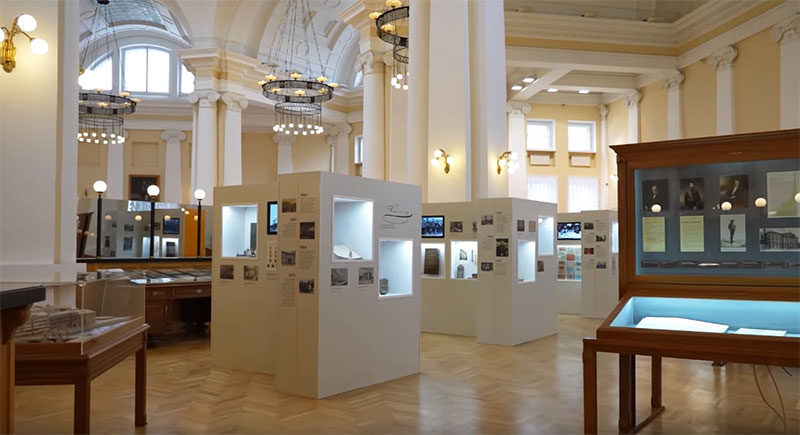 музей банка России — просторный зал с экспонатами