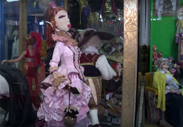 экспонаты в музее кукол 