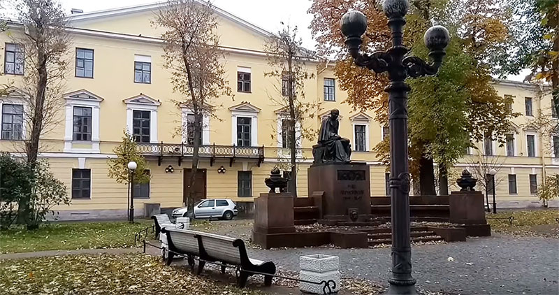 здание Николаевского кавалерийского училища, памятник Михаилу Лермонтову