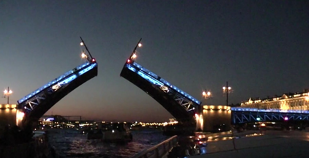 Вид с теплохода на разводной мост ночью