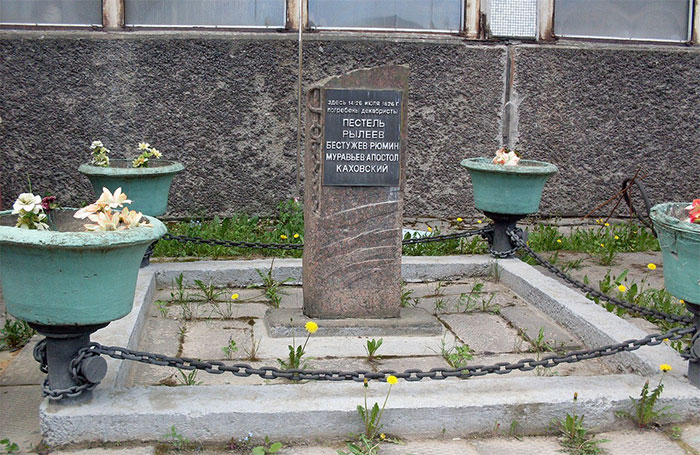 памятный знак казненным декабристам, территория судостроительного завода «Алмаз»