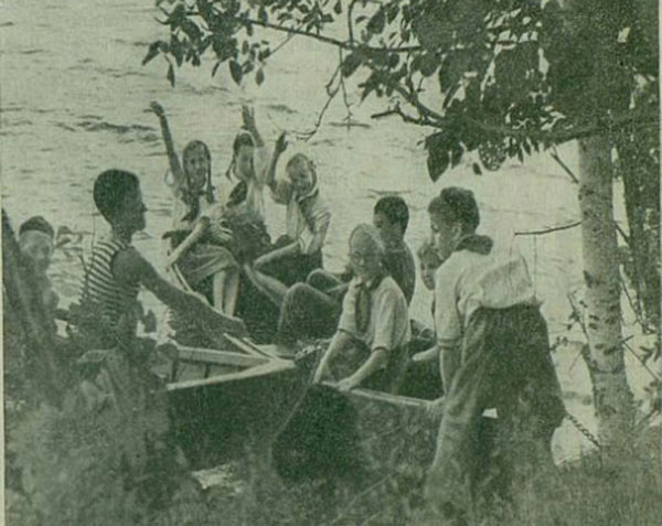 пионеры на лодке, озеро, пионерский лагерь «Нефтяник», 1957 г. 