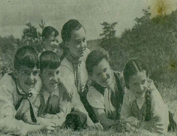 пионеры вернулись с похода, пионерский лагерь «Нефтяник», 1957 г. 