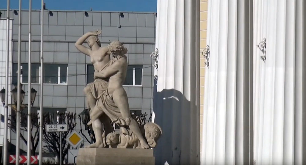 Горный университет, скульптура «Похищение Прозерпины»