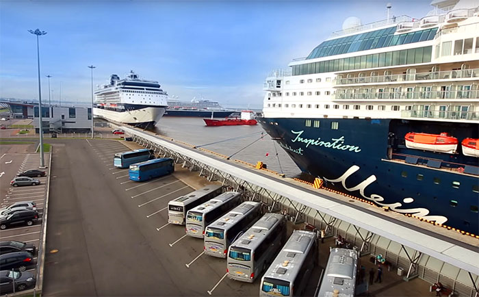 автобусы в порту «Морской фасад» ожидают пассажиров с круизного лайнера