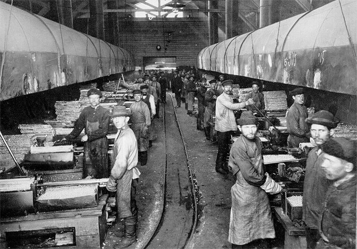 рабочие на Путиловском заводе в мастерской