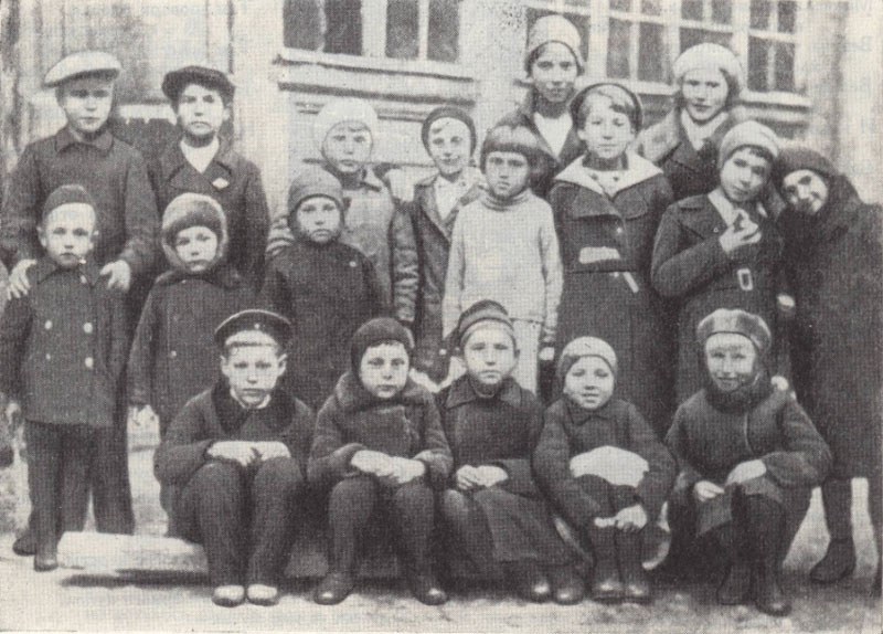 Ленинградские мальчишки и девчонки, снимок сделан весной 1941 года