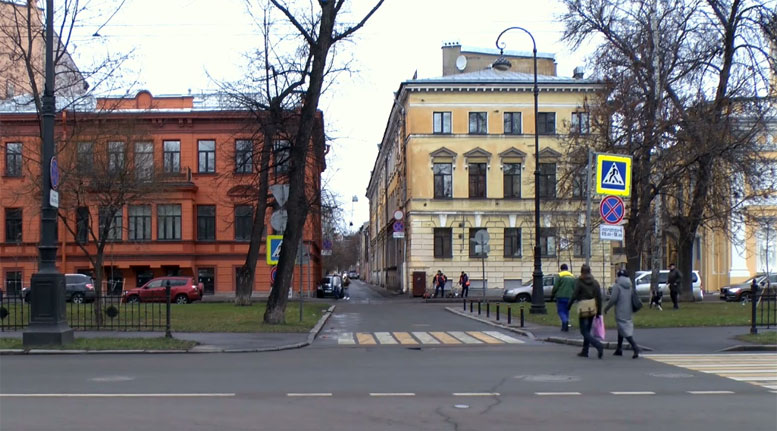 Вид на улицу Репина — самая узкая в СПб