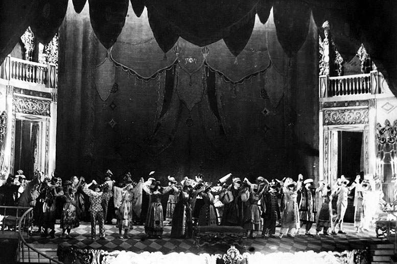 артисты на сцене Александринского театра. «Маскарад», 1917 год