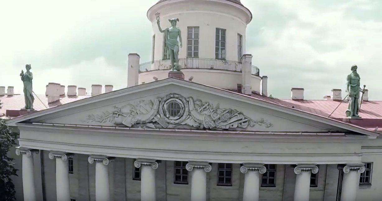 Пушкинский дом. Скульптуры богов Нептуна, Цереры и Меркурия