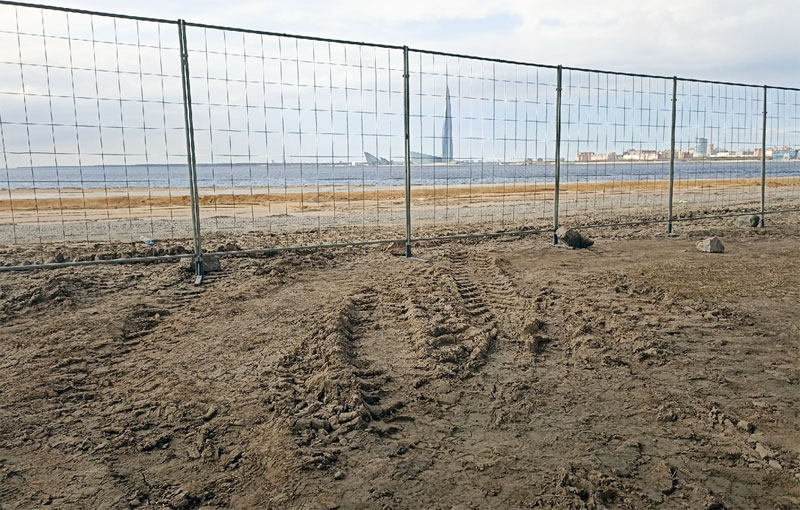 забор, преграждающий выход к пляжу