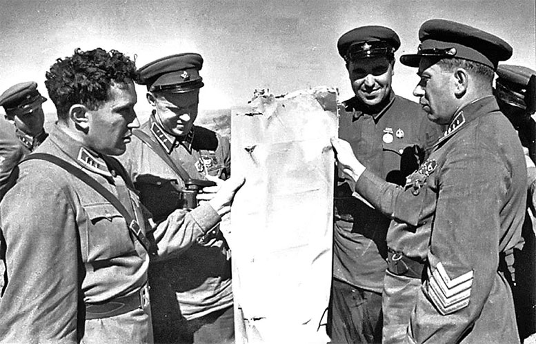 Яков Смушкевич показывает командованию остатки от японского самолета
