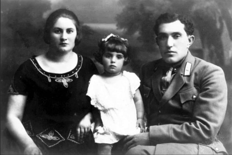 Яков Смушкевич с женой и дочерью