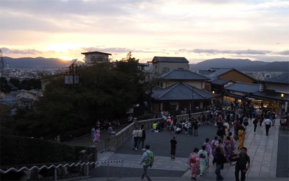 туристы в старом городе Киото