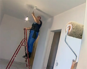 рабочий процесс по покраске потолка в квартире