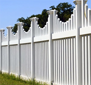 красивый дизайнерский деревянный забор
