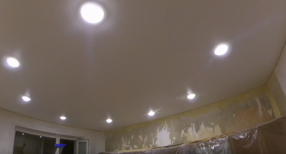 Точечные светильники — натяжной потолок
