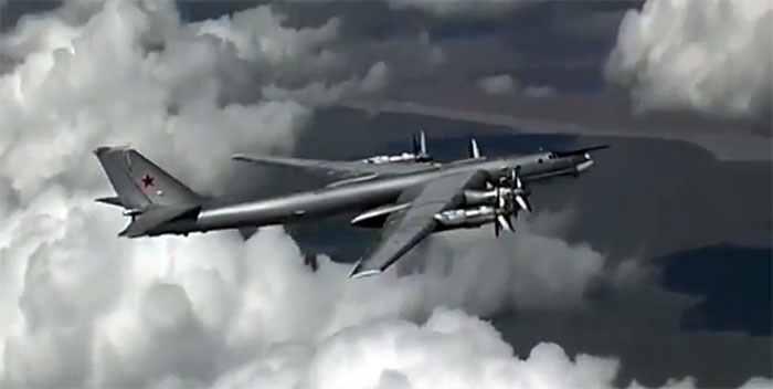 Стратегический бомбардировщик ТУ-95 в небе