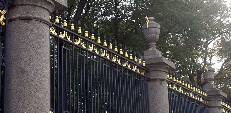 Гранитные колоны и вазы ограды Летнего сада
