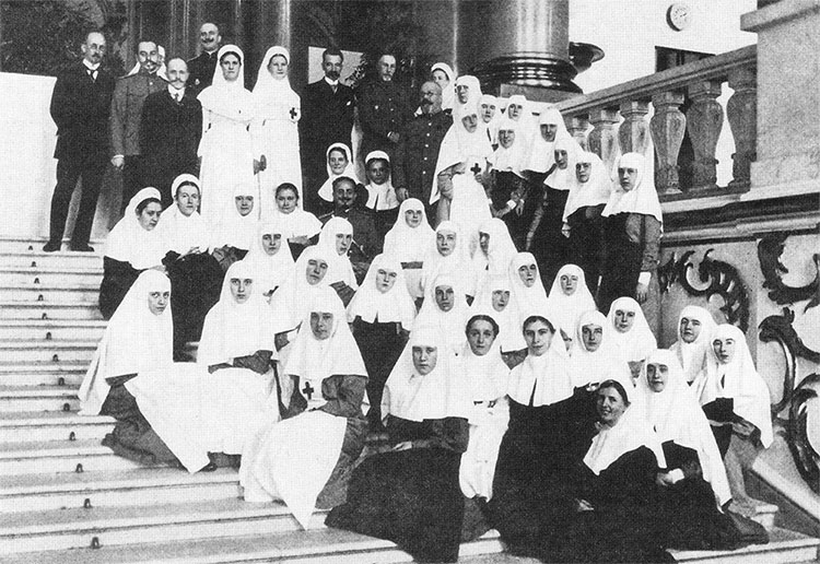 госпиталь в Зимнем дворце — врачи, сестры милосердия