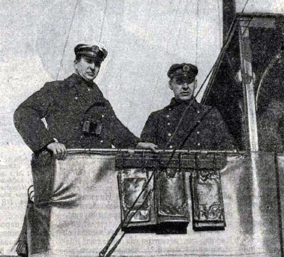 комиссар морских сил Союза Зоф и начальник морских сил Панцержанский на мостике миноносца «Внушительный»
